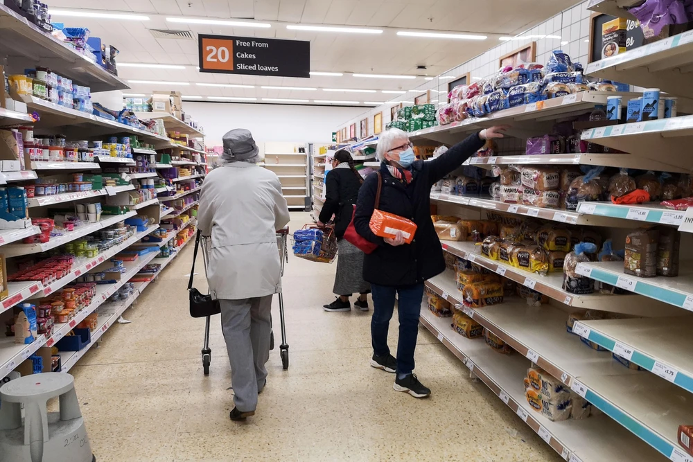 Người dân mua nhu yếu phẩm tại một siêu thị ở London, Anh. (Ảnh: THX/TTXVN)