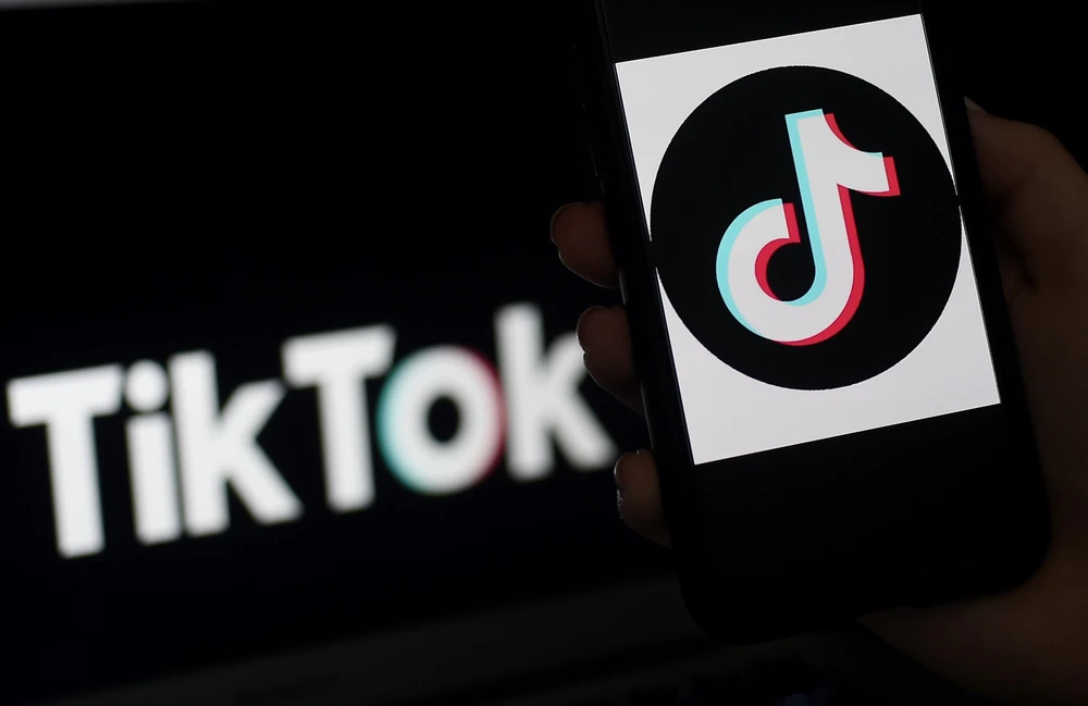 Biểu tượng TikTok trên màn hình điện thoại di động. (Ảnh: AFP/TTXVN)