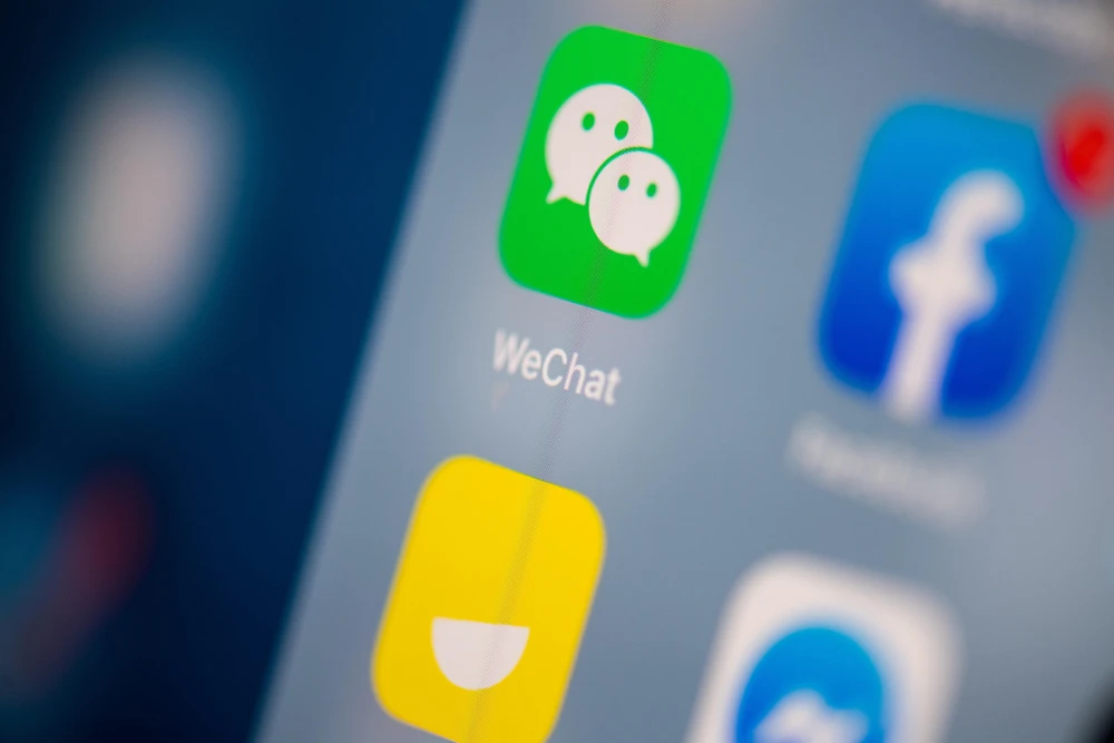 Biểu tượng ứng dụng WeChat trên màn hình máy tính bảng. (Ảnh: AFP/TTXVN)