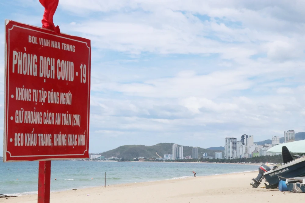  Ban quản lý vịnh Nha Trang đặt nhiều bảng hướng dẫn về phòng chống dịch COVID-19 bãi biển. (Ảnh: Tiên Minh/TTXVN)