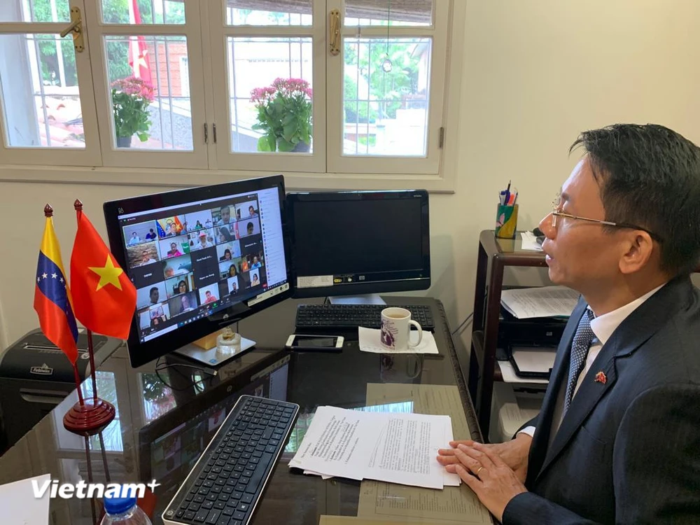 Đại sứ Việt Nam tại Venezuela Lê Viết Duyên hội thảo trực tuyến. (Nguồn: ĐSQ Việt Nam tại Venezuela)