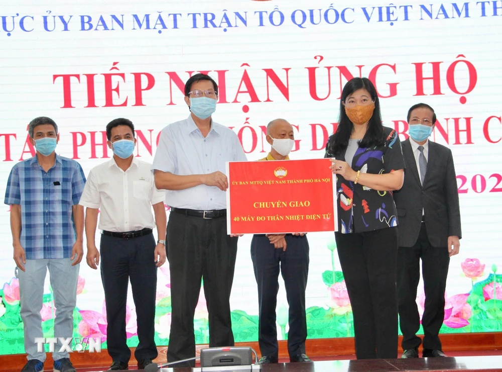 Ủy ban Mặt trận Tổ quốc Việt Nam thành phố Hà Nội đã chuyển giao 40 máy đo thân nhiệt điện tử cho Sở Y tế Hà Nội. (Ảnh: TTXVN)