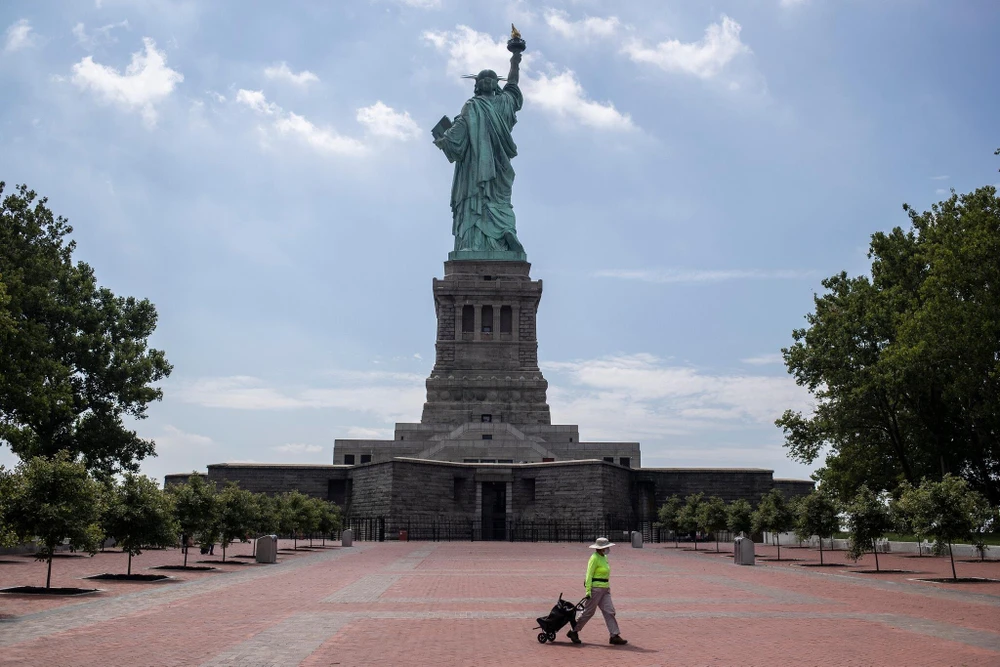 Tượng nữ thần Tự do trên đảo Liberty, cảng New York không có một bóng dáng khách du lịch nào. (Nguồn: The New York Times)
