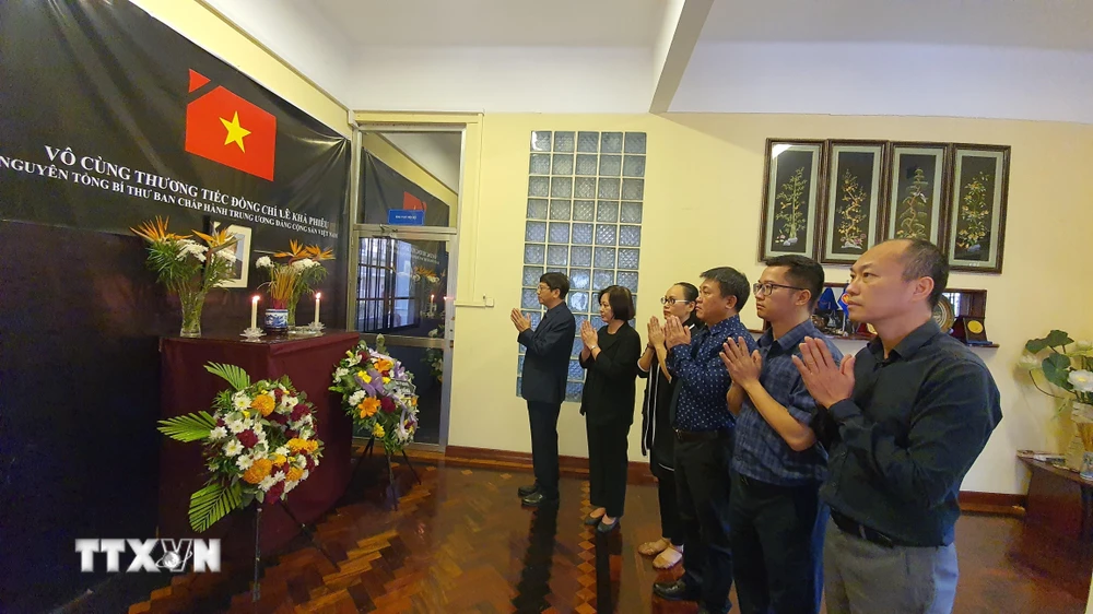 Đại sứ Lê Huy Hoàng và toàn thể cán bộ Đại sứ quán Việt Nam tại Mozambique viếng nguyên Tổng Bí thư Lê Khả Phiêu. (Ảnh: Đình Lượng/TTXVN)