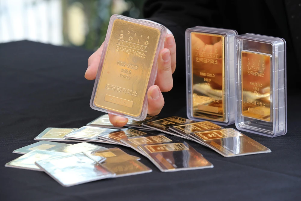Vàng miếng được bán tại Sàn giao dịch vàng ở Seoul, Hàn Quốc. (Ảnh: Yonhap/TTXVN)