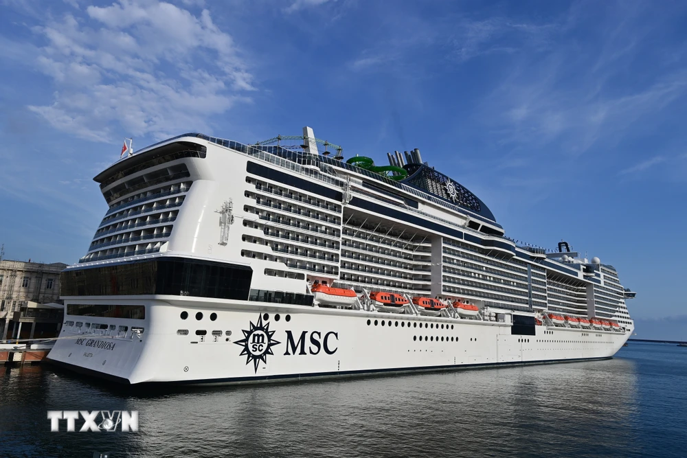 Tàu du lịch MSC Grandiosa rời thành phố cảng Genoa, Tây Bắc Italy ngày 16/8/2020. (Ảnh: AFP/TTXVN)