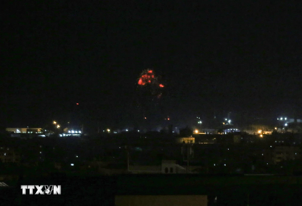 Khói lửa bốc lên sau một vụ không kích của quân đội Israel xuống thành phố Rafah ở Dải Gaza ngày 18/8/2020. (Ảnh: AFP/TTXVN)