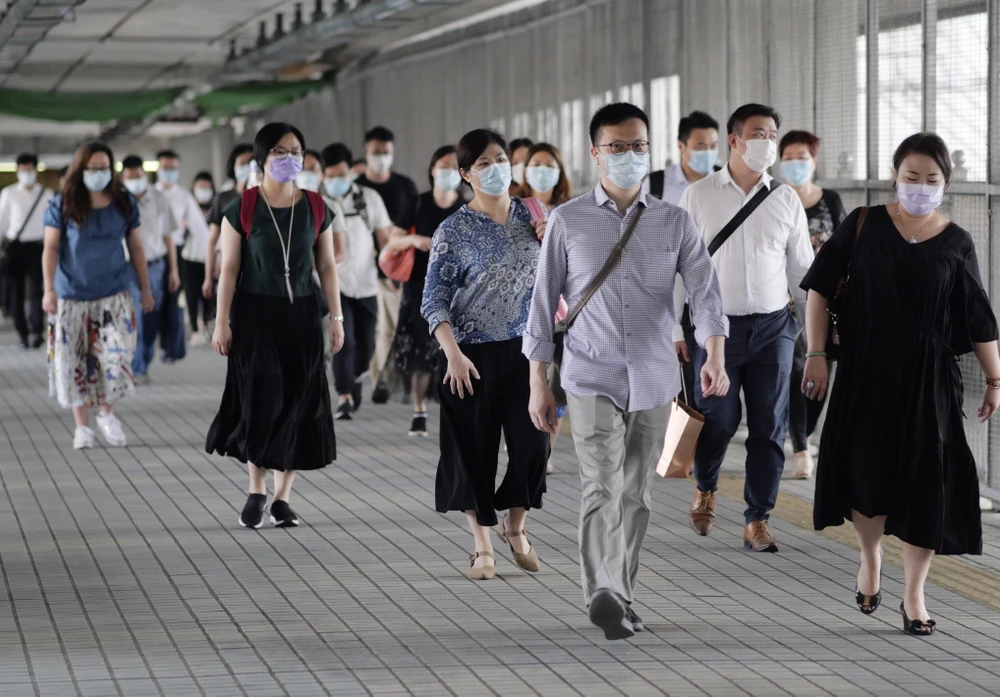 Người dân đeo khẩu trang phòng dịch COVID-19 tại Hong Kong, Trung Quốc ngày 13/8/2020. (Ảnh: THX/TTXVN)