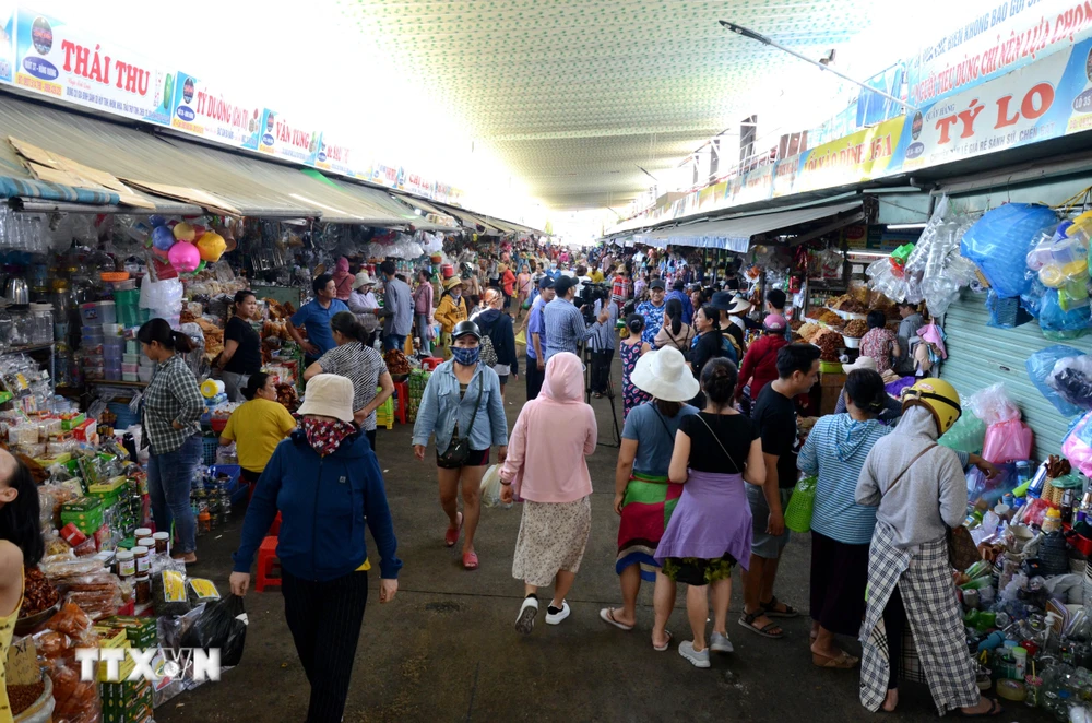 Người dân mua sắm tại chợ Cồn (quận Hải Châu, thành phố Đà Nẵng) sau thời gian thực hiện giãn cách xã hội. (Ảnh: Quốc Dũng/TTXVN)