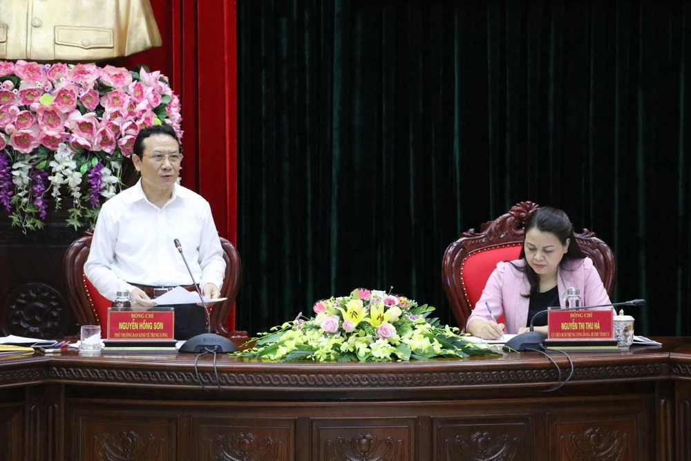 Ông Nguyễn Hồng Sơn, Phó Trưởng Ban Kinh tế Trung ương phát biểu tại hội nghị. (Ảnh: Đức Phương/TTXVN)