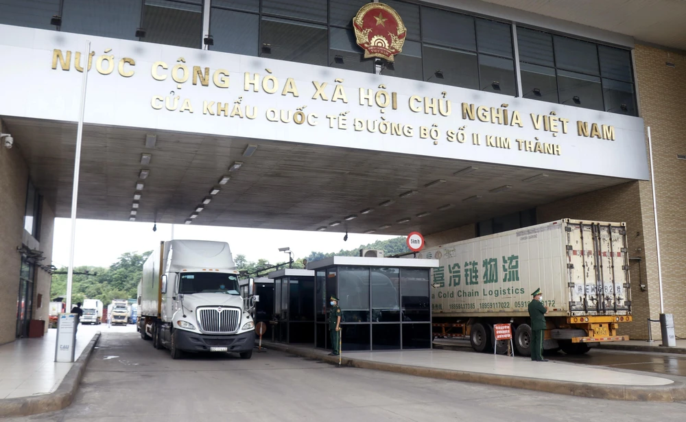 Các xe container chờ làm thủ tục xuất khẩu hàng nông sản tại cửa khẩu quốc tế đường bộ số II Kim Thành. (Ảnh: Quốc Khánh/TTXVN)