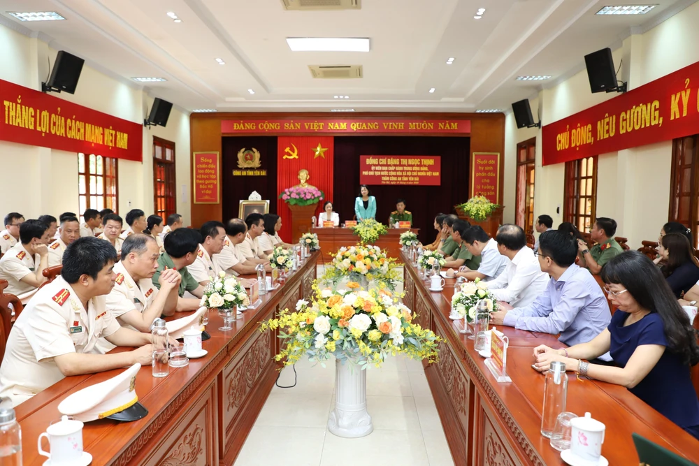 Phó Chủ tịch nước Đặng Thị Ngọc Thịnh phát biểu chúc mừng Công an tỉnh Yên Bái. (Ảnh: Tuấn Anh/TTXVN)