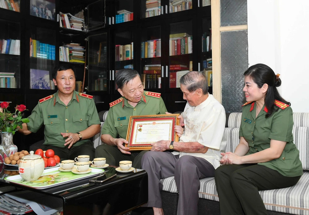 Bộ trưởng Bộ Công an Tô Lâm thăm và tặng Kỷ niệm chương “Bảo vệ an ninh Tổ quốc” cho nhạc sỹ Phạm Tuyên. (Ảnh: Doãn Tấn/TTXVN)
