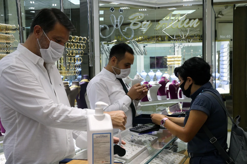 Người dân mua trang sức tại một cửa hàng vàng ở Ankara, Thổ Nhĩ Kỳ. (Ảnh: THX/ TTXVN)