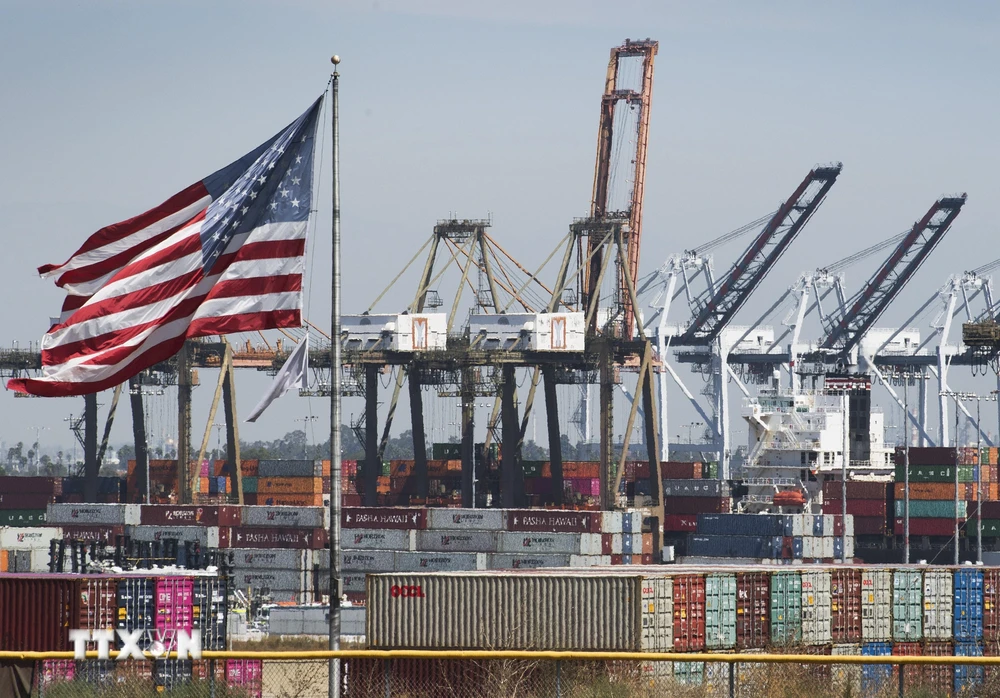 Cảng hàng hóa ở Los Angeles, bang California, Mỹ. (Ảnh: AFP/TTXVN)