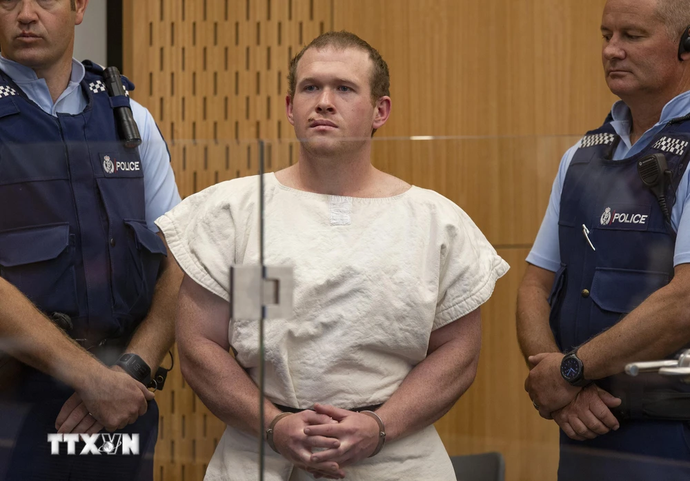 Đối tượng Brenton Tarrant (giữa) tại phiên tòa ở Christchurch, New Zealand ngày 16/3/2019. (Ảnh: AFP/TTXVN)