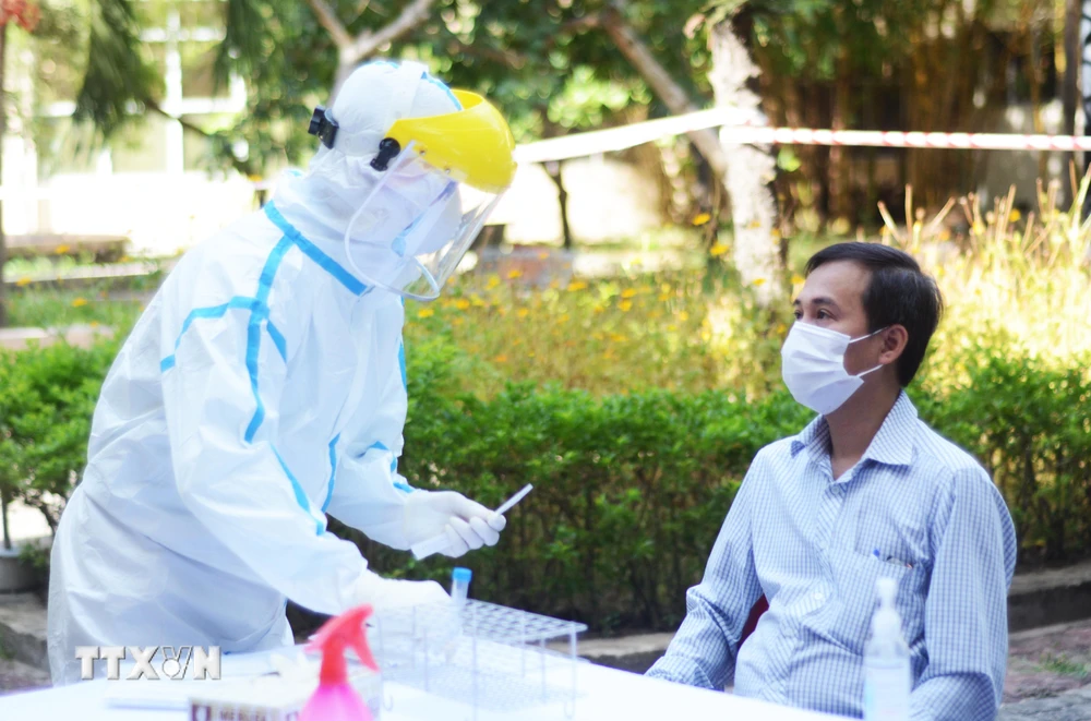 Thành viên Ban in sao đề thi lấy mẫu xét nghiệm virus SARS-CoV-2 nhằm đảm bảo an toàn cho kỳ thi. (Ảnh: Văn Dũng/TTXVN)