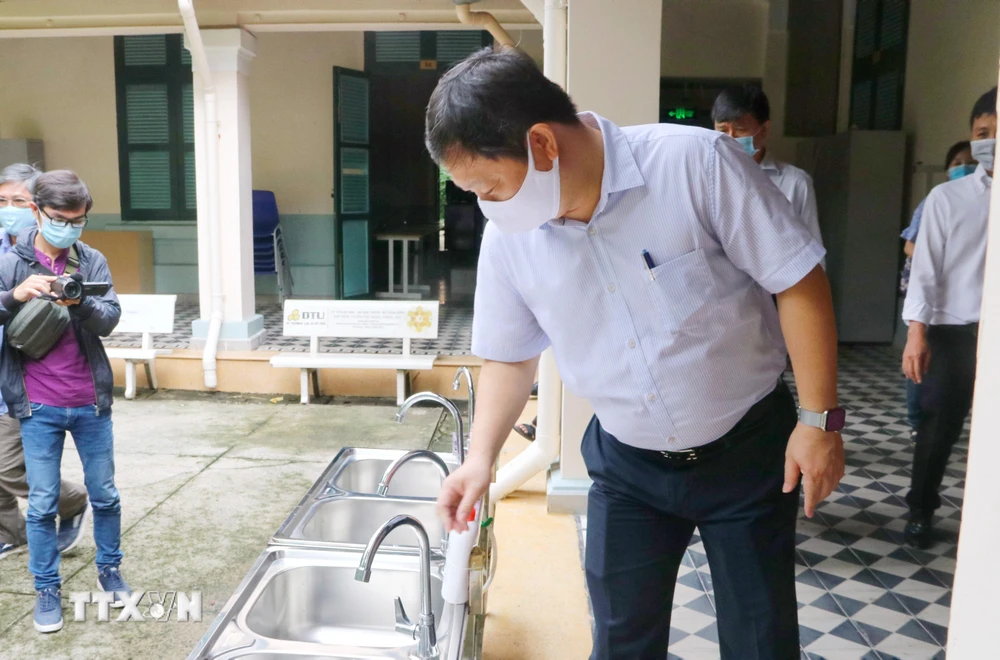 Phó Chủ tịch UBND thành phố Hồ Chí Minh Dương Anh Đức kiểm tra khu vực rửa tay, sát khuẩn tại trường THPT chuyên Trần Đại Nghĩa, quận 1. (Ảnh: Thu Hương/TTXVN)