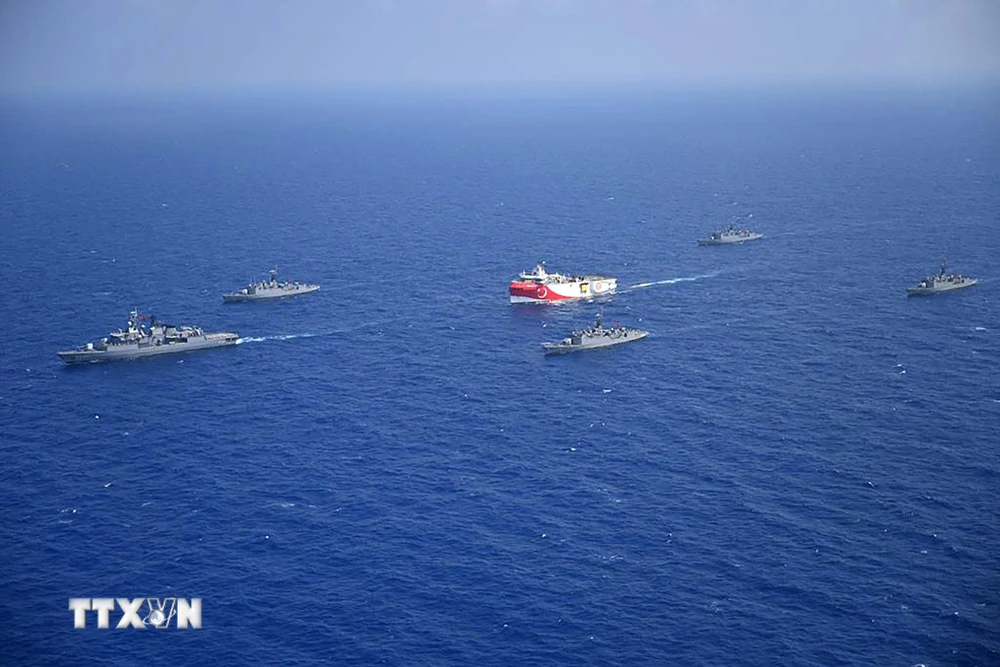 Tàu thăm dò Oruc Reis (giữa) của Thổ Nhĩ Kỳ với sự hộ tống của các tàu hải quân ở ngoài khơi thành phố Antalya trên Địa Trung Hải, ngày 10/8/2020. (Ảnh: AFP/TTXVN)