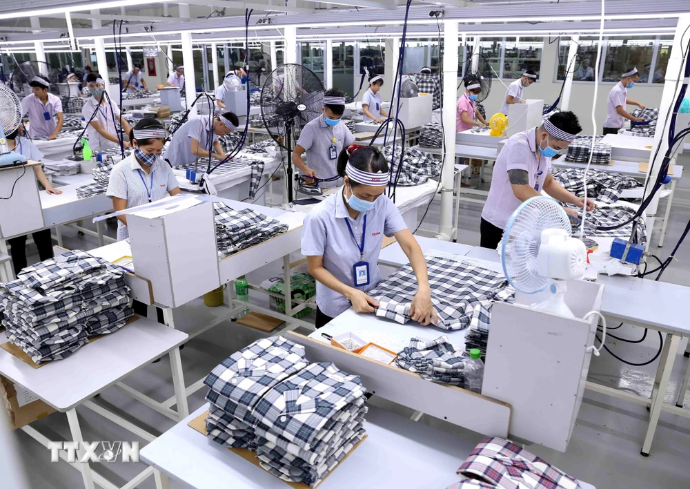 Công ty TNHH KH Vina ở KCN Bỉm Sơn, Thanh Hóa, chuyên may gia công sản phẩm quần áo bảo hộ lao động và áo sơ mi xuất khẩu sang thị trường Hàn Quốc. (Ảnh: Vũ Sinh/TTXVN)