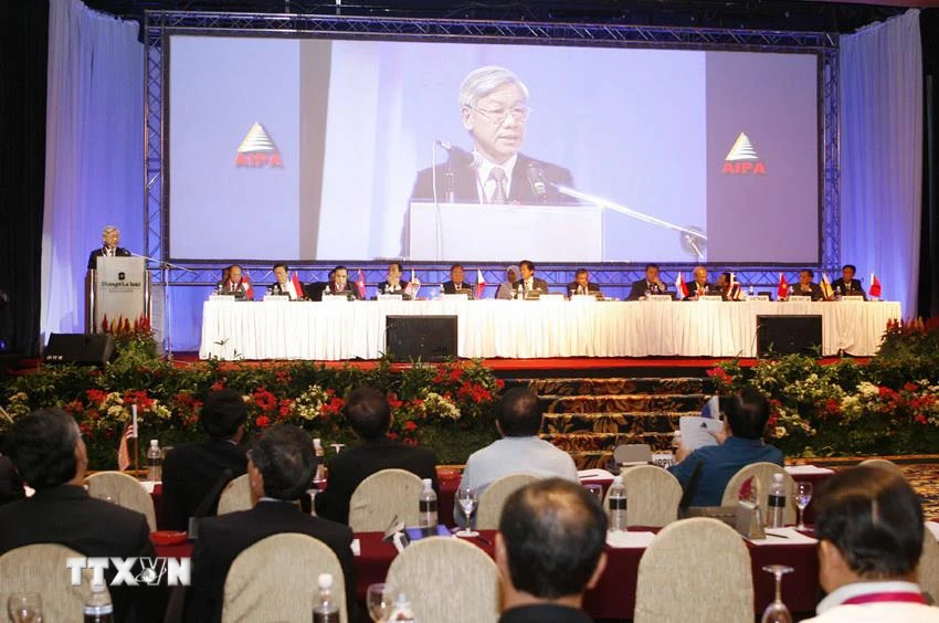 Chủ tịch Quốc hội Nguyễn Phú Trọng phát biểu tại Phiên họp toàn thể thứ nhất của AIPA-28, ngày 20/8/2007. (Ảnh: Trí Dũng/TTXVN)