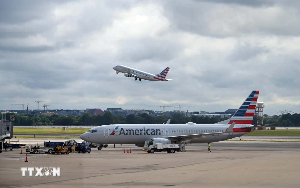 Máy bay của Hãng hàng không American Airlines tại sân bay quốc gia Ronald Reagan Washington ở Arlington, Virginia, Mỹ, ngày 10/7/2020. (Ảnh: AFP/TTXVN)