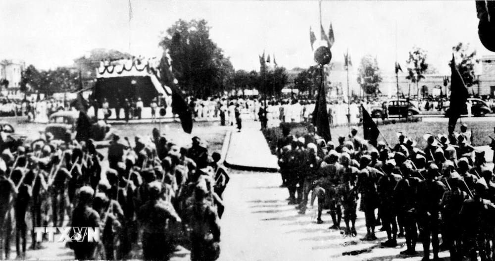 Đông đảo nhân dân tập trung tại Quảng trường Ba Đình nghe Chủ tịch Hồ Chí Minh đọc Tuyên ngôn Độc Lập ngày 2/9/1945. (Ảnh: Tư liệu TTXVN)