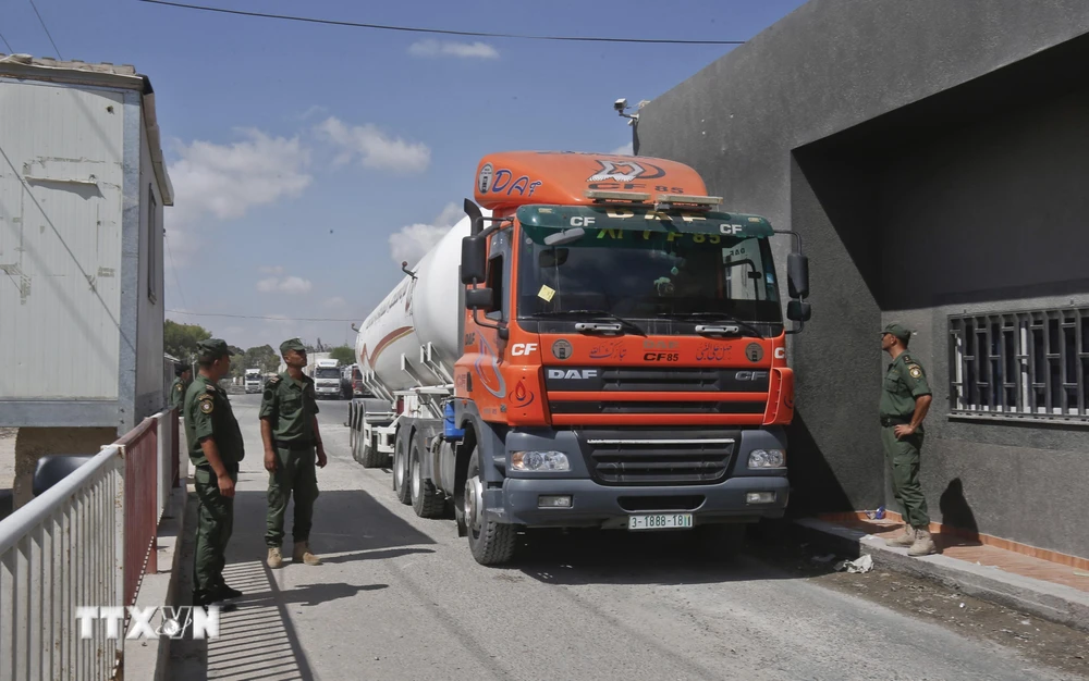 Xe chở nhiên liệu di chuyển qua cửa khẩu Kerem Shalom, phía Nam Dải Gaza ngày 15/8/2018. (Ảnh: AFP/TTXVN)