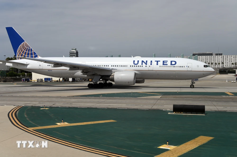 Máy bay của hãng hàng không United Airlines tại sân bay quốc tế Los Angeles, bang California, Mỹ. (Ảnh: AFP/TTXVN)