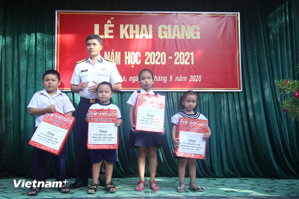 Đại diện chỉ huy đảo Trường Sa tặng quà các cháu học sinh nhân dịp Năm học mới. (Ảnh Phan Sáu/Vietnam+)
