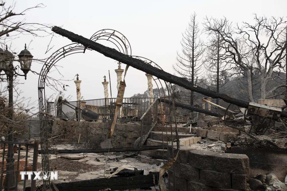 Cảnh tàn phá sau vụ cháy rừng tại hạt Solano, Bắc California, Mỹ, ngày 30/8/2020. (Ảnh: THX/TTXVN)