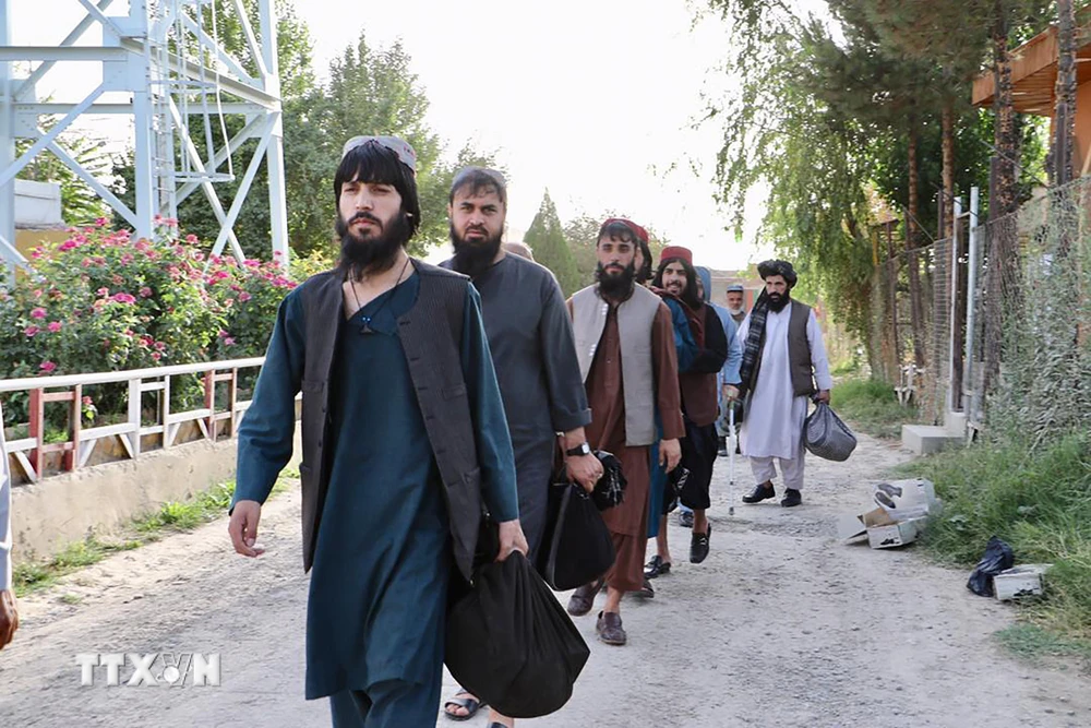 Tù nhân Taliban sau khi được trả tự do khỏi nhà tù Pul-e-Charkhi, ngoại ô Kabul, Afghanistan, ngày 13/8/2020. (Ảnh: AFP/TTXVN)