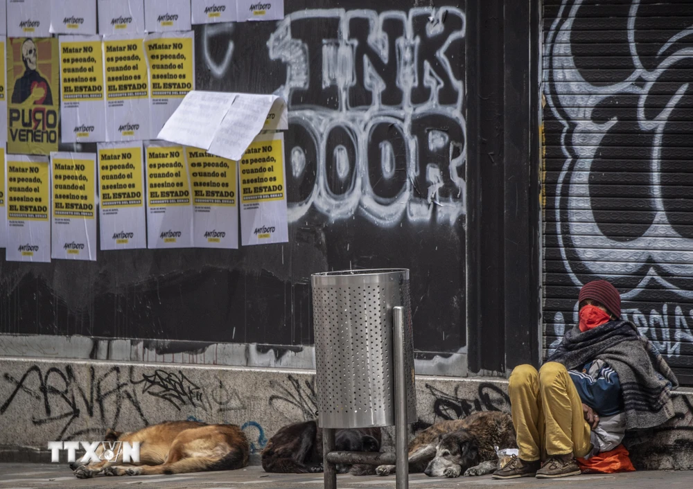 Người vô gia cư trên một đường phố ở Bogota, Colombia, ngày 8/6/2020. (Ảnh: AFP/TTXVN)