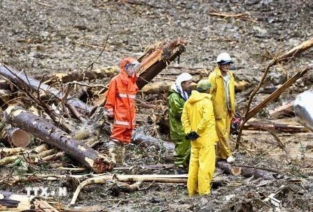 Lực lượng cứu hộ làm nhiệm vụ tại khu vực bị lở đất do ảnh hưởng của bão Haishen ở tỉnh Miyazaki, đảo Kyushu, Nhật Bản ngày 7/9/2020. (Ảnh: AFP/TTXVN)