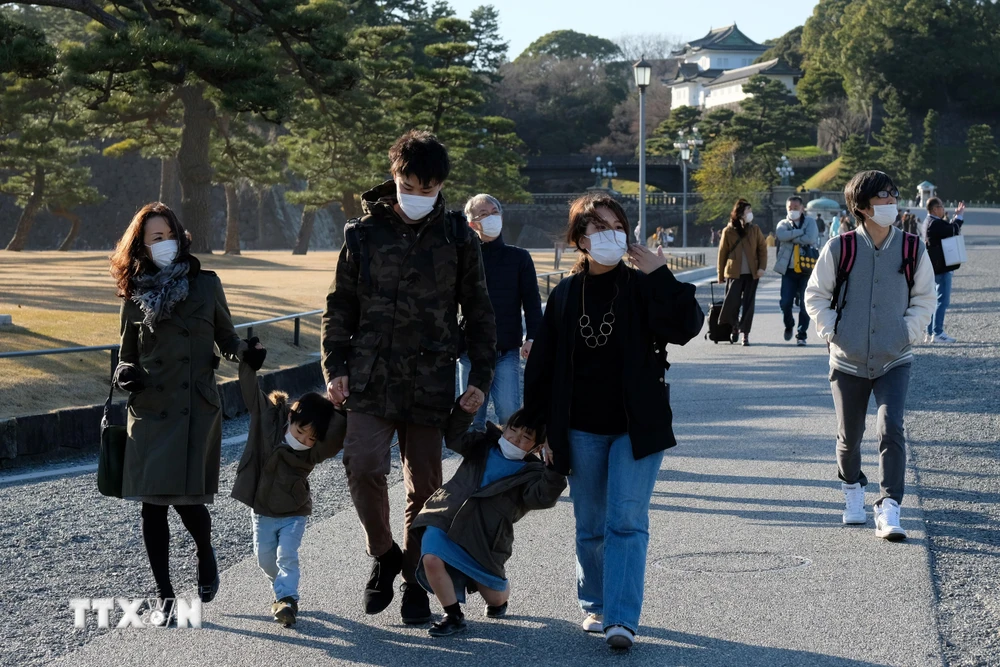 Khách du lịch tại Tokyo, Nhật Bản ngày 23/2/2020. (Ảnh: AFP/TTXVN)