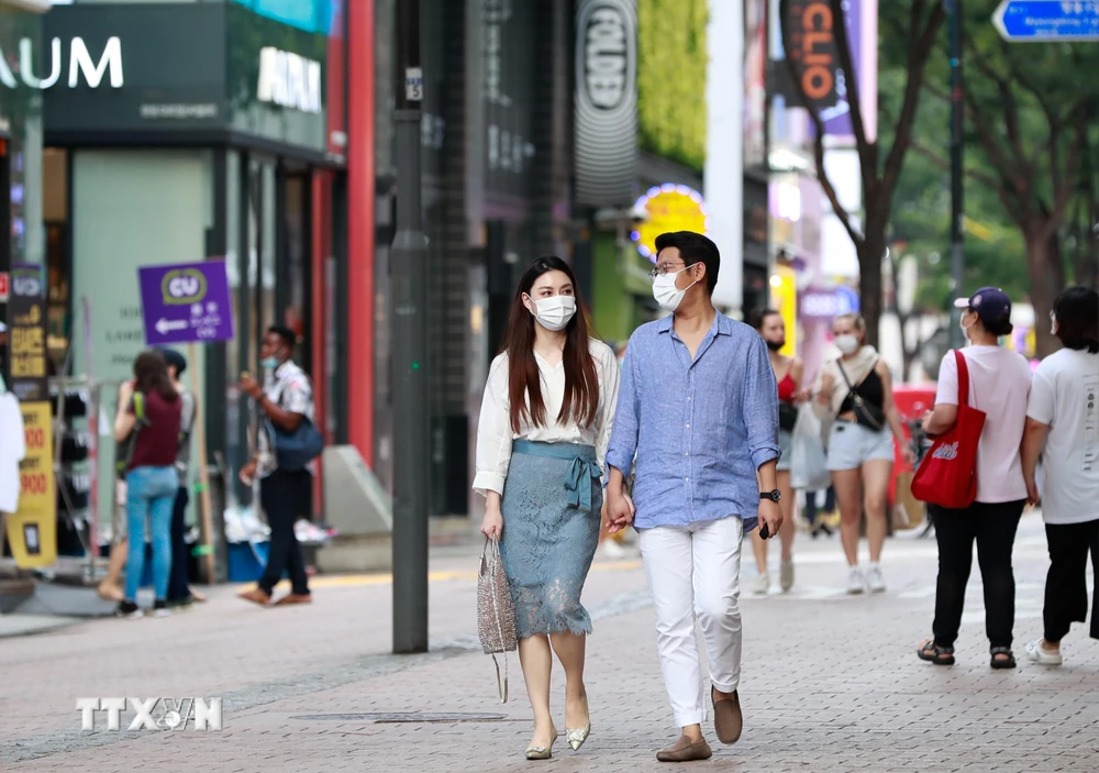Người dân đeo khẩu trang phòng lây nhiễm COVID-19 tại Seoul, Hàn Quốc, ngày 5/9/2020. (Ảnh: THX/TTXVN)