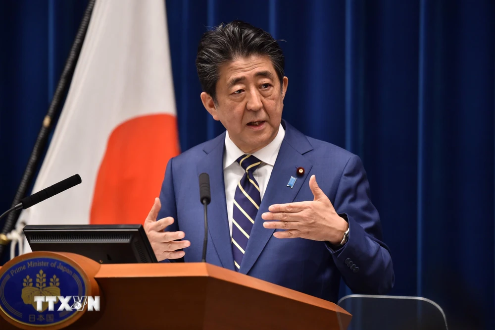 Thủ tướng Nhật Bản Abe Shinzo phát biểu trong cuộc họp báo tại Tokyo, Nhật Bản ngày 28/3/2020. (Ảnh: AFP/TTXVN)
