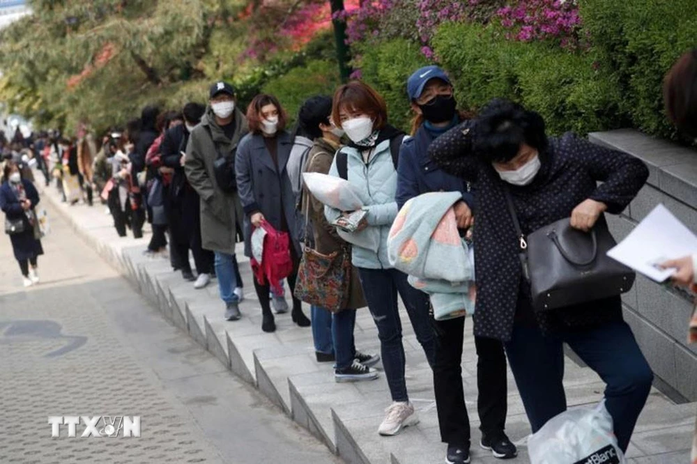 Người đăng ký tìm việc xếp hàng chờ phỏng vấn tại Seoul, Hàn Quốc. (Ảnh: Reuters/TTXVN)