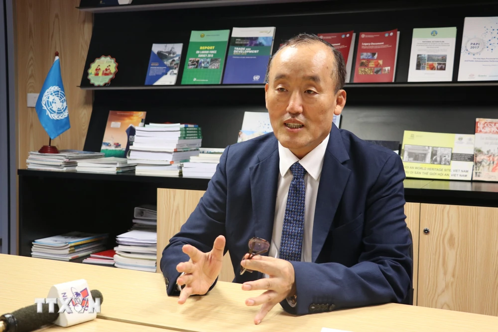 Tiến sỹ Kidong Park, Trưởng Đại diện Tổ chức Y tế Thế giới (WHO) tại Việt Nam trả lời phỏng vấn phóng viên TTXVN. (Ảnh: Diệp Trương/TTXVN)