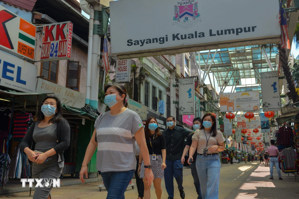 Người dân đeo khẩu trang phòng lây nhiễm COVID-19 tại Kuala Lumpur, Malaysia, ngày 24/7/2020. (Ảnh: THX/TTXVN)