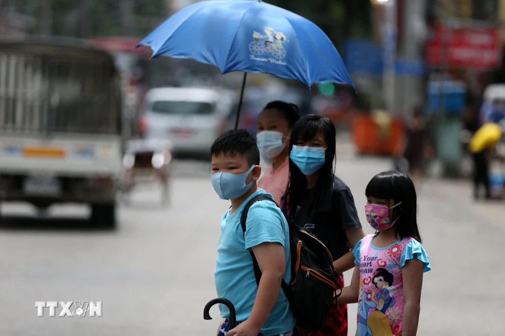 Người dân đeo khẩu trang phòng lây nhiễm COVID-19 tại Yangon, Myanmar, ngày 26/8/2020. (Ảnh: THX/TTXVN)