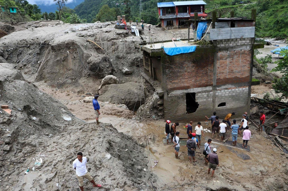 Hiện trường lở đất tại làng Jambu thuộc huyện Sindhupalchok, cách Kathmandu, Nepal khoảng 80km về phía đông bắc, ngày 9/7. (Nguồn: AFP)