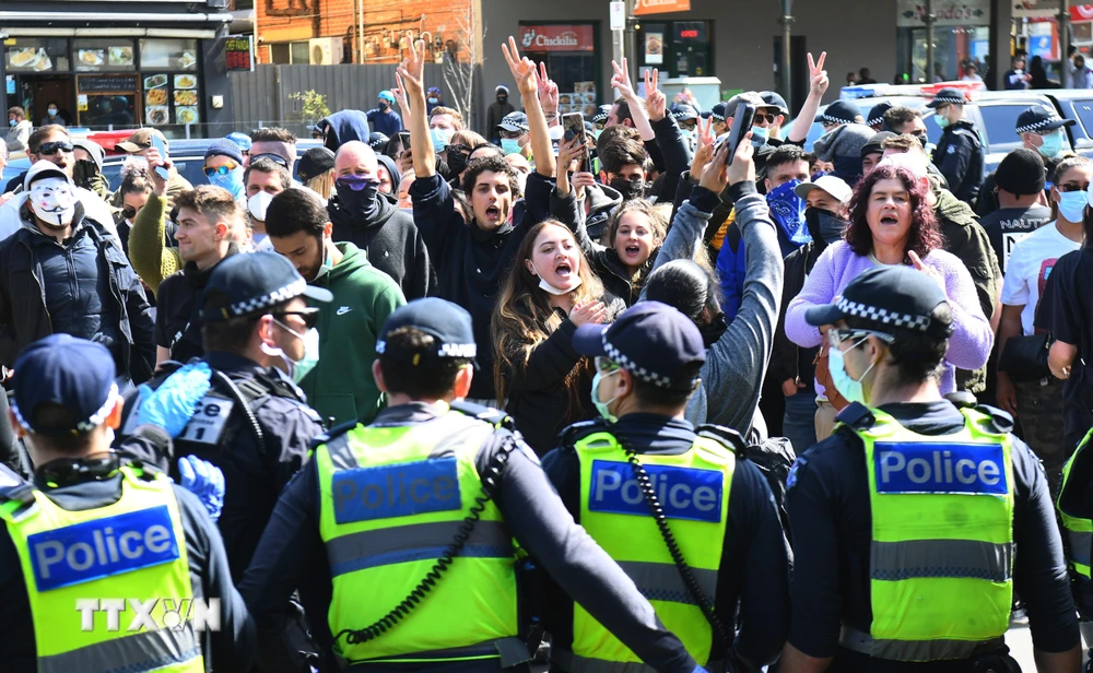 Cảnh sát bắt giữ người biểu tình do vi phạm các quy định về phòng, chống dịch viêm đường hô hấp cấp COVID-19 tại Melbourne, Australia, ngày 13/9/2020. (Ảnh: AFP/TTXVN)