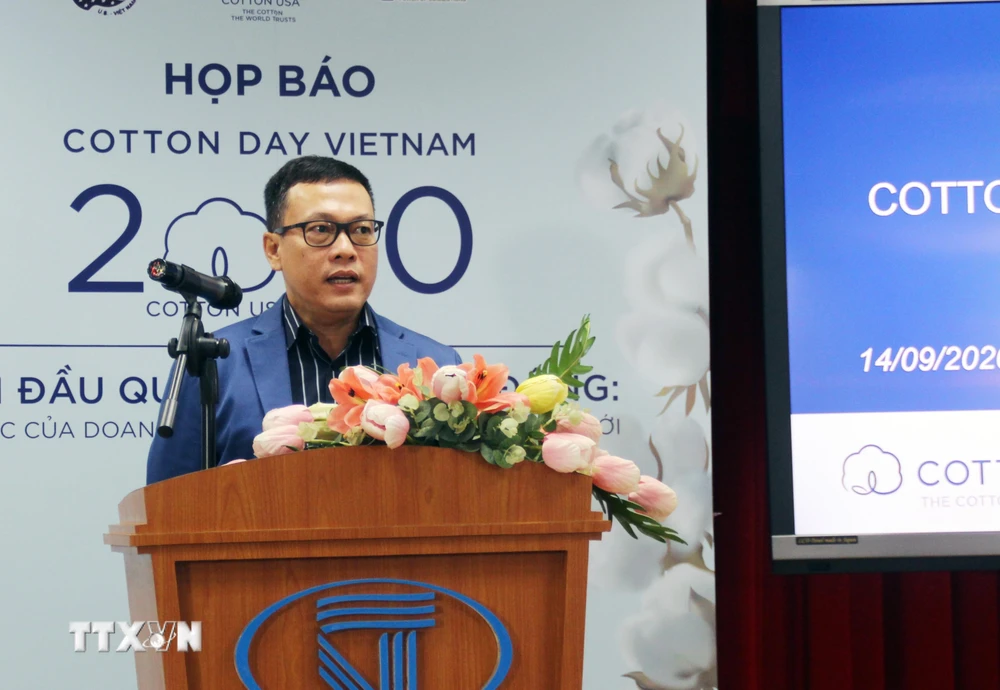  Ông Võ Mạnh Hùng, Trưởng đại diện CCI tại Việt Nam giới thiệu về Cotton Day Vietnam - Ngày hội ngành bông lớn nhất trong năm. (Ảnh: Mỹ Phương/TTXVN)