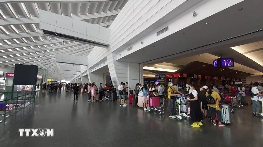 Hành khách làm thủ tục tại Sân bay Quốc tế Cam Ranh. (Ảnh: TTXVN phát)