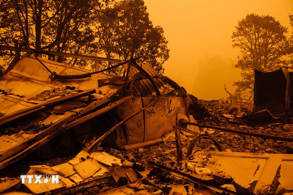 Bầu trời khu vực Gates, Oregon bao phủ bởi màu cam của khói lửa cháy rừng ngày 10/9/2020. (Ảnh: AFP/TTXVN)
