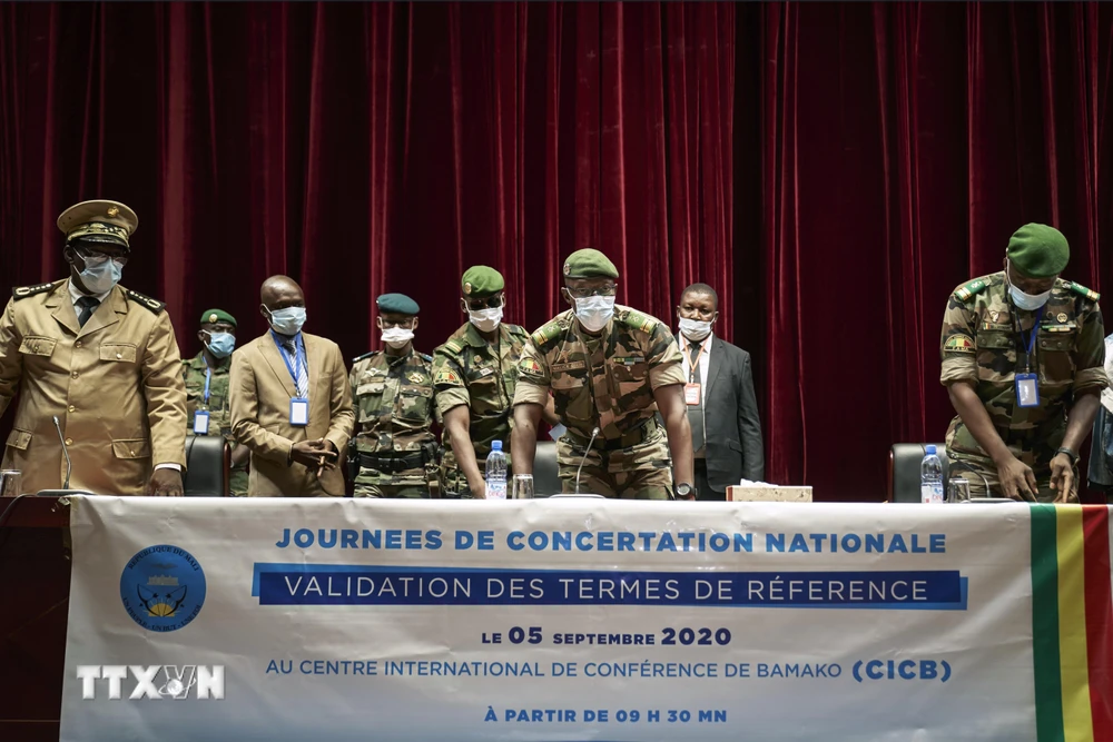 Phó Chủ tịch Ủy ban Quốc gia bảo vệ người dân (CNSP) tự xưng sau binh biến ở Mali, Tướng Malick Diaw (giữa) cùng các quan chức quân sự cấp cao tại cuộc họp về việc thành lập chính phủ chuyển tiếp của Mali ở Bamako ngày 5/9/2020. (Ảnh: AFP/TTXVN)