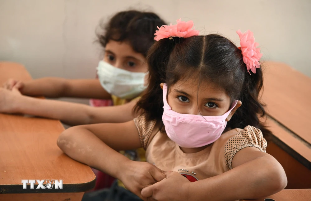 Trẻ em đeo khẩu trang phòng lây nhiễm COVID-19 tại Damascus, Syria, ngày 13/9/2020. (Ảnh: THX/TTXVN)