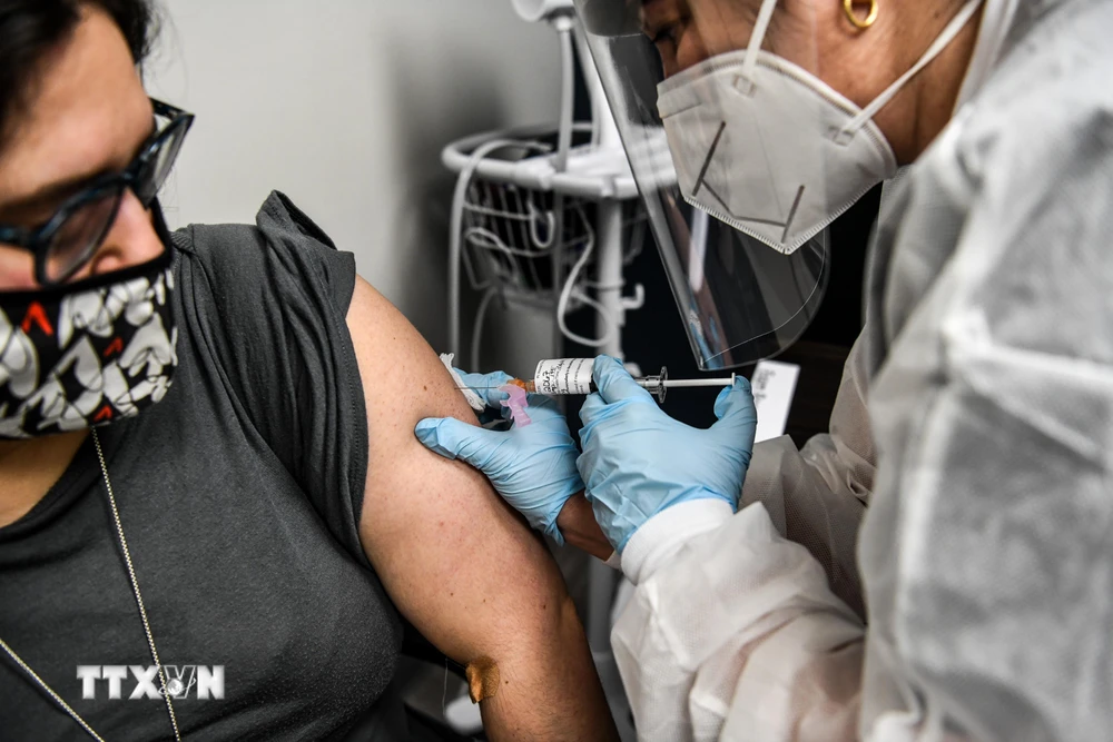 Tiêm vắcxin ngừa COVID-19 cho một tình nguyện viên tại Hollywood, bang Florida, Mỹ, ngày 13/8/2020. (Ảnh: AFP/TTXVN)