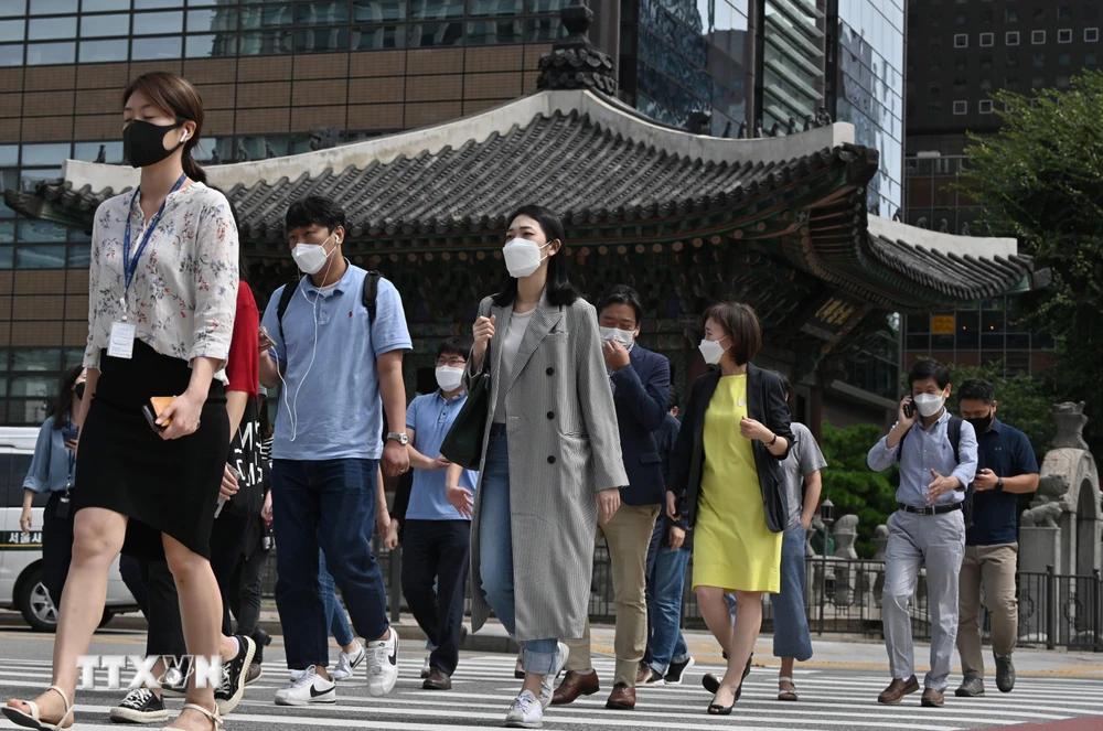 Người dân đeo khẩu trang phòng dịch COVID-19 tại Seoul, Hàn Quốc ngày 11/9/2020. (Ảnh: AFP/TTXVN)